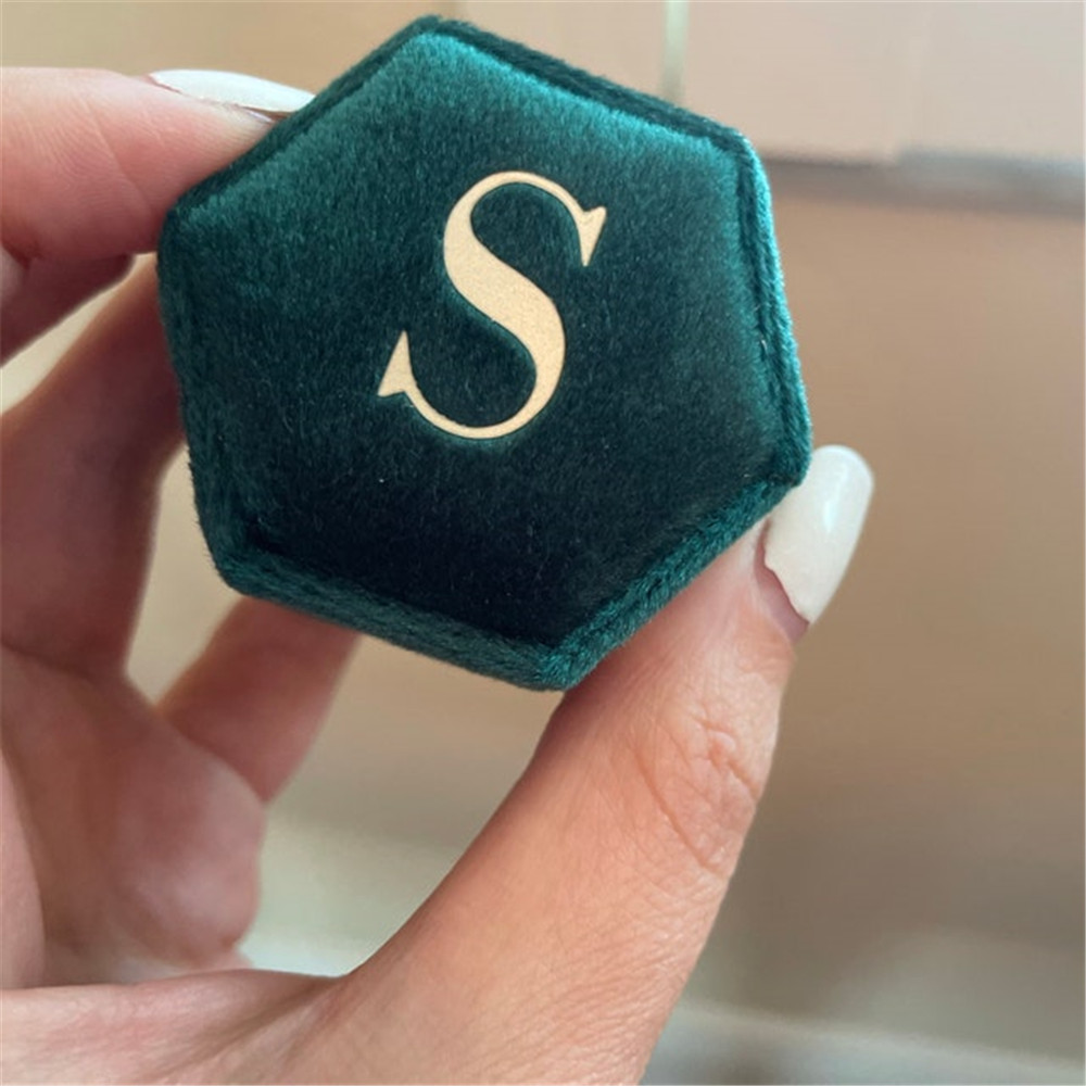 Zielone sześciokątne aksamitne – Monogram Custom Case recenzja i cena